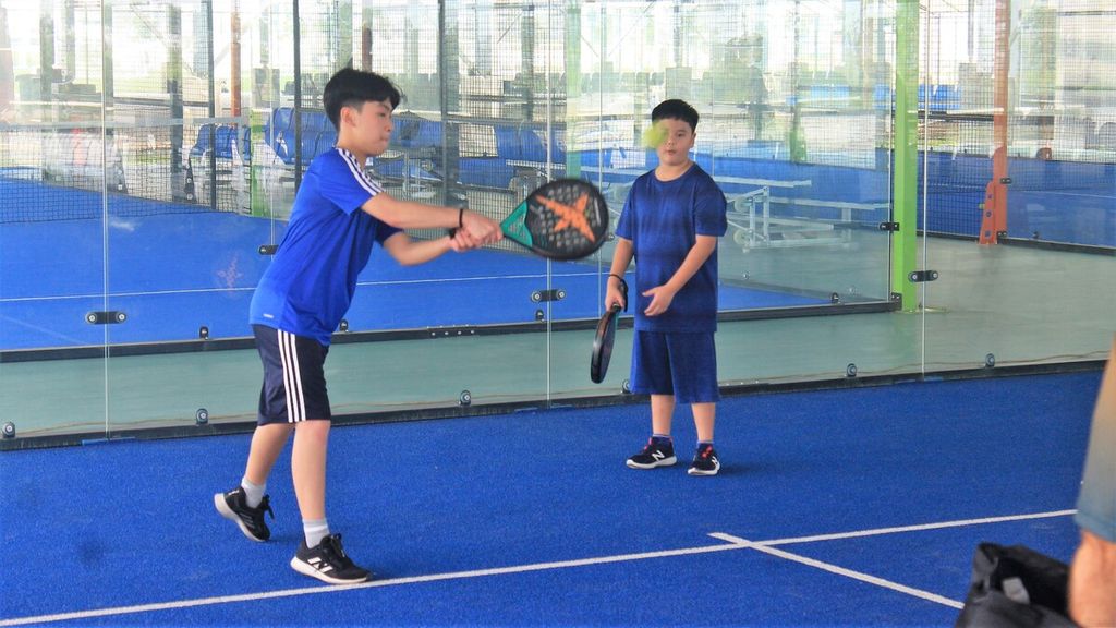 Anak-anak saat latihan bermain padel di Verde Sports Hub, Pantai Indah Kapuk 2, Jakarta, Minggu (27/11/2022).
