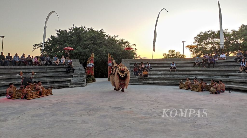Pengelola kawasan The Nusa Dua menggelar tari barong dan kecak di Taksu Art Stage, panggung di kawasan Pulau Peninsula The Nusa Dua, Badung, Bali, Jumat (10/3/2023). Fasilitas dan atraksi budaya ini menambah kelengkapan destinasi ITDC Nusa Dua.