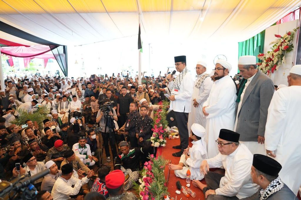 Calon presiden nomor urut 1, Anies Rasyid Baswedan, menghadiri Maulid Nabi Muhammad SAW dan haul ke-3 Habib Muhammad bin Ahmad Al Athas di Masjid Ba’alawi di Aceh Timur, Aceh, Minggu (17/12/2023). 