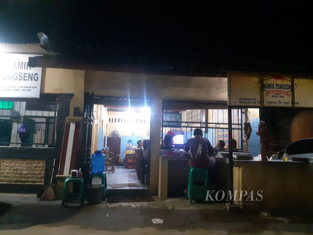 Suasana depan Rumah Makan Mamih Tongseng di Desa Battembat, Kecamatan Tengah Tani, Kabupaten Cirebon, Jawa Barat, Minggu (10/4/2022) dini hari. Rumah makan tersebut buka pukul 21.00 -03.00. Warga pun kerap bersantap sahur di sana.