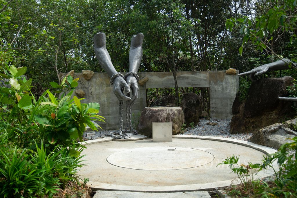 Patung karya seniman Sunaryo menggambarkan perhentian ke-1 Jalan Salib, Yesus dijatuhi hukuman mati, di Taman Bintang Samudra di Kabupaten Bangka, Kepulauan Bangka Belitung, Rabu (24/1/2024).