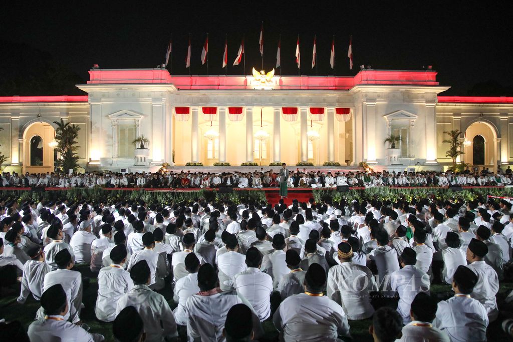 Presiden Joko Widodo menyampaikan sambutan dalam acara Zikir dan Doa Kebangsaan 78 Tahun Indonesia Merdeka di halaman Istana Merdeka, Jakarta, Selasa (1/8/2023). 