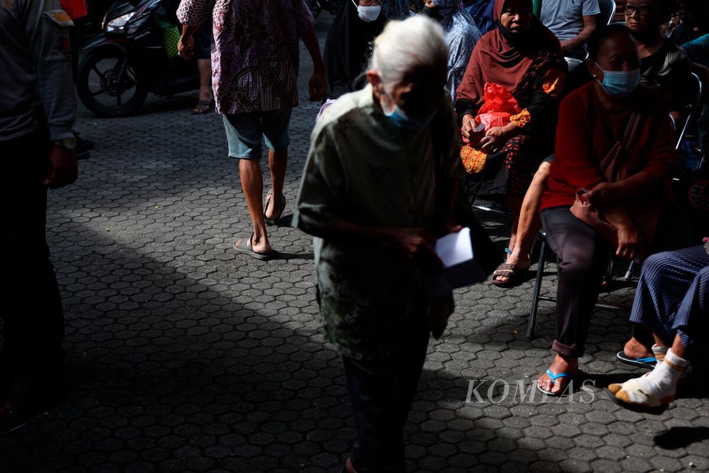 Antren warga yang mengambil bantuan langsung tunai di Kantor Pos Bongsari, Kota Semarang, Jawa Tengah, Jumat (9/9/2022). Sebanyak 20,6 juta penerima ini merupakan warga tidak mampu yang sudah terdaftar. 