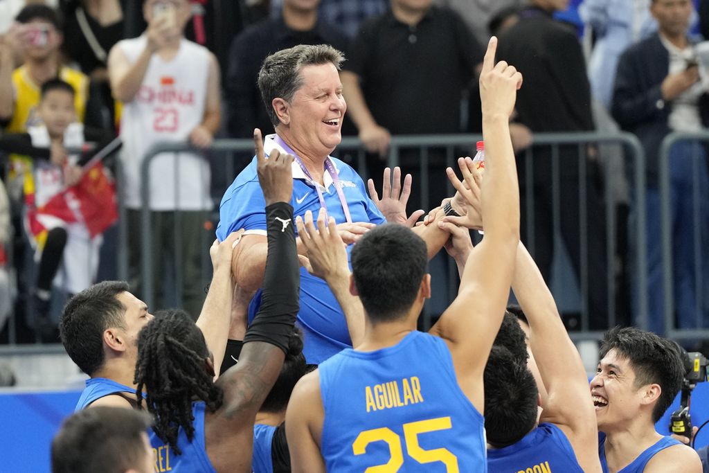 Para pemain Filipina mengangkat pelatih Tim Cone seusai meraih emas basket Asian Games 2022 di Hangzhou, Jumat (6/10/2023). 