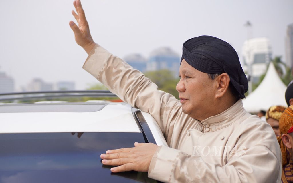 Calon presiden Prabowo Subianto melambaikan tangan kepada para pendukungnya.