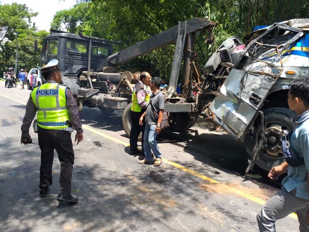 Pengangkatan bus Sugeng Rahayu dari sungai di Jembatan Sidowayah IV di Jenggrik, Kedunggalar, Ngawi, Jawa Timur, Rabu (3/4/2019). Bus milik PO Sumber Group itu mengalami kecelakaan fatal yang menewaskan dua penumpang dan 14 penumpang lain, termasuk tiga kru bus, terluka.