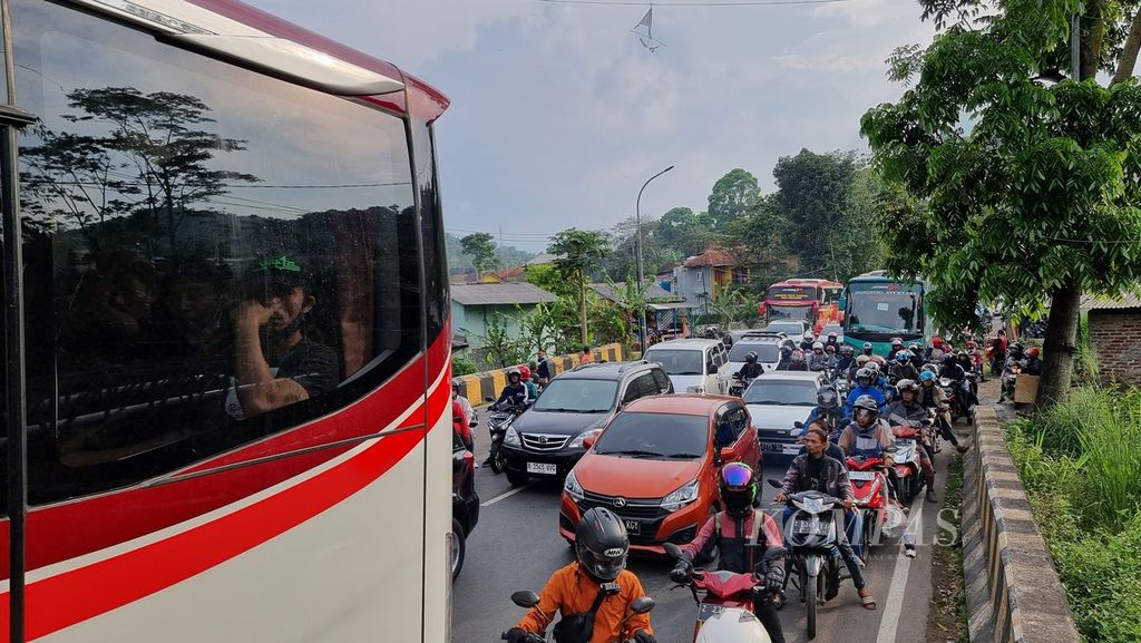 Kemacetan lalu lintas di Jalur Nagreg, Kabupaten Bandung, Jawa Barat, Kamis (20/4/2023).