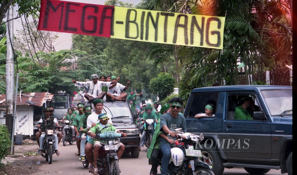 Kampanye PPP di Ibu Kota mendapat sambutan luar biasa dari masyarakat Jakarta, Minggu (11/5/1997). Mereka tidak hanya menonton, tetapi juga turun ke jalan meramaikan peserta kampanye pawai kendaraan. 
