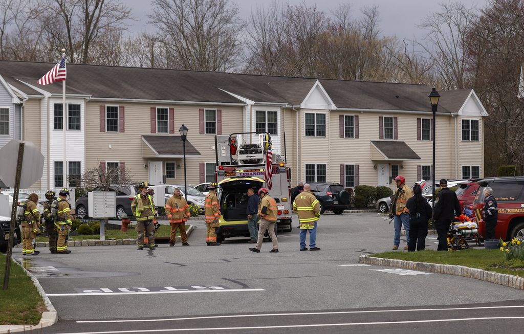 Tim pemadam kebakaran tiba untuk memeriksa rumah-rumah di Lebanon, New Jersey, pusat gempa berkekuatan 4,8 magnitudo, pada 5 April 2024. 