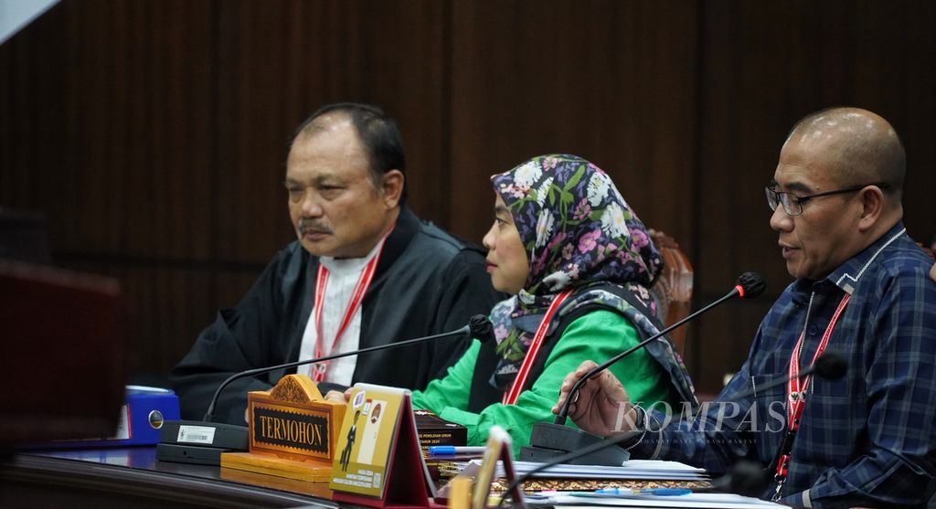 Pihak termohon yang diwakili Ketua Komisi Pemilihan Umum Hasyim Asy'ari (kanan) bersama anggota KPU, Betty Epsilon Idroos (tengah), dan kuasa hukum KPU, Arif Effendi, hadir dalam persidangan perselisihan hasil pemilihan umum pemilihan legislatif di ruang sidang panel 1 Mahkamah Konstitusi, Jakarta, Senin (6/5/2024).