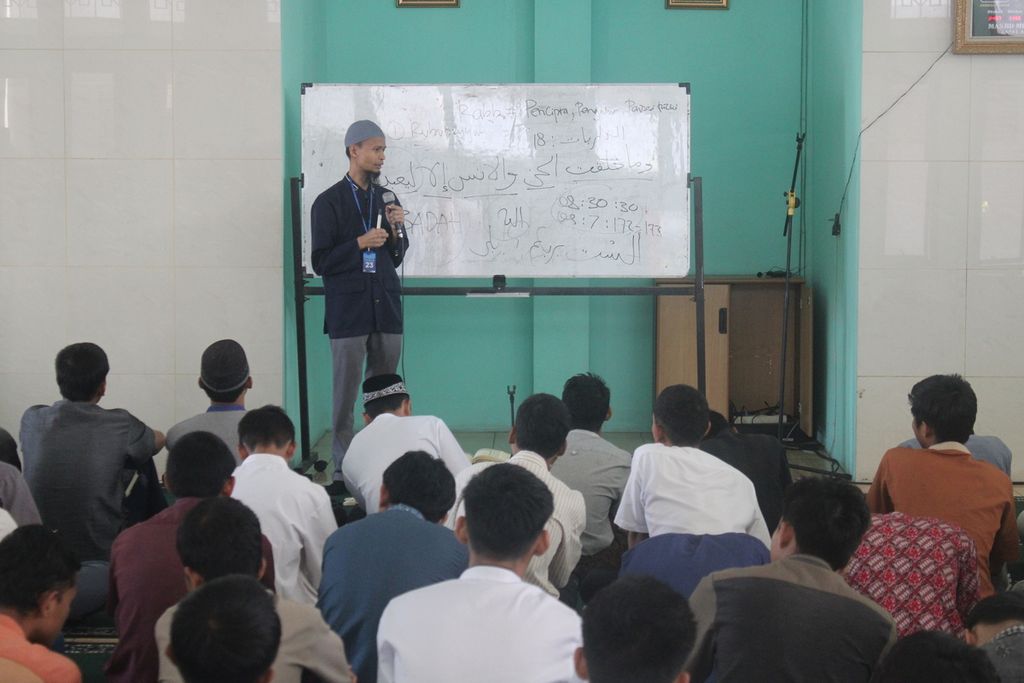 Ratusan anak binaan menjalani bimbingan rohani di Lembaga Pembinaan Khusus Anak Kelas II Bandung, Jawa Barat, Kamis (24/8/2023). Bimbingan ini diharapkan bisa menyadarkan anak-anak untuk tidak melakukan aksi kriminalitas kembali.
