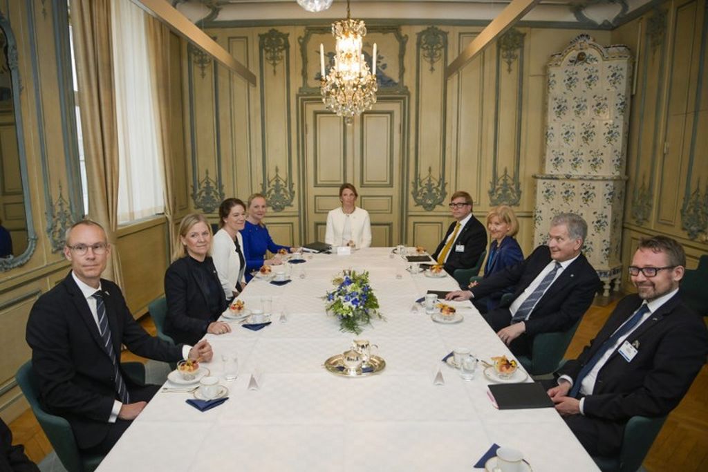 Presiden Finlandia Sauli Niinisto (kedua dari kanan) dan Perdana Menteri Swedia Magdalena Andersson (kedua dari kiri) berfoto saat pembicaraan bilateral di Stockholm, Swedia, 17 Mei 2022. 