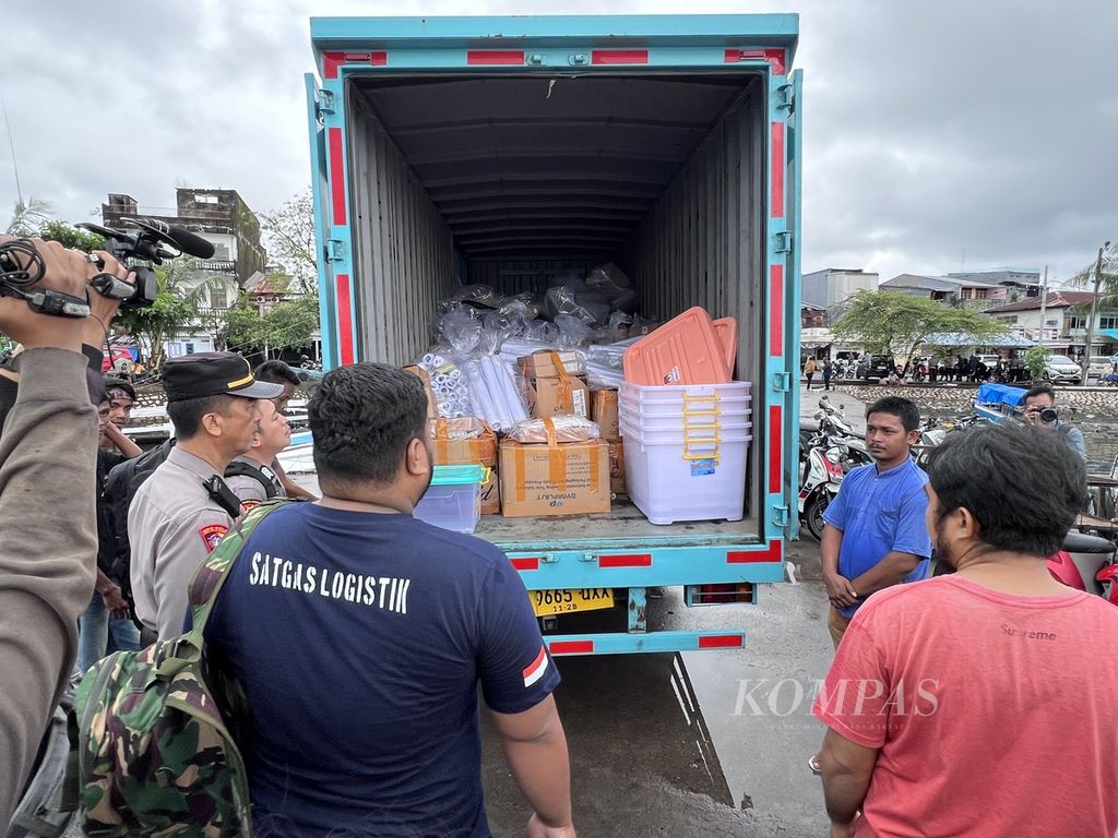 Petugas mengecek truk berisi logistik di Pelabuhan Paotere, Makassar, Minggu (11/2/2024). Logistik akan didistribusikan ke pulau-pulau di Kecamatan Kepulauan Sangkarrang, Makassar.