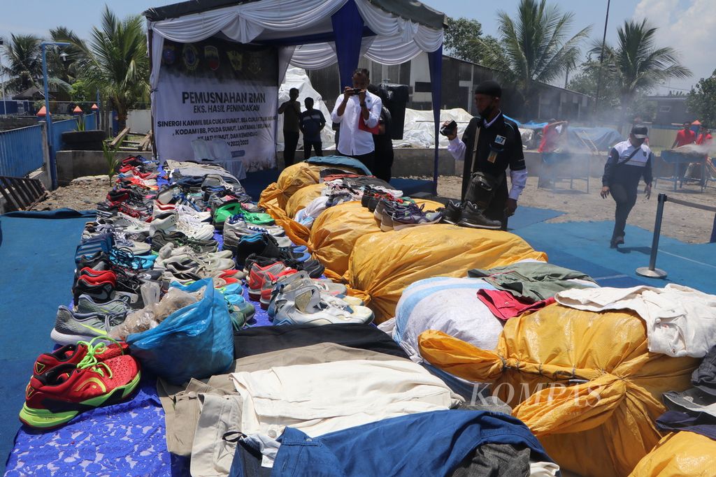 Direktorat Jenderal Bea dan Cukai Wilayah Sumatera Utara bersama instansi terkait lain memusnahkan 634 karung pakaian bekas, di Medan, Senin (10/4/2023). Tidak ada tersangka penyelundupan dari beberapa kasus yang mereka tangani.