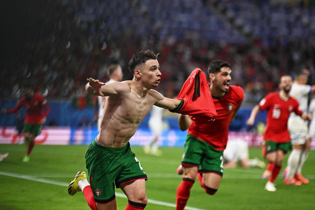 Striker Portugal Francisco Conceicao (kiri) merayakan gol yang dicetaknya ke gawang Ceko pada laga Grup F Piala Eropa 2024 di Leipzig, Jerman, Rabu (19/6/2024) dini hari WIB. Portugal menang 2-1.