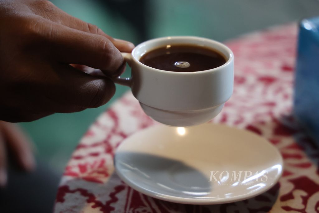 Pengunjung menikmati kopi luwak di tempat usaha Pawon Luwak Coffee, Desa Wanurejo, Borobudur, Magelang, Jawa Tengah, Sabtu (28/1/2023). Konsumsi kopi dikaitkan dengan penurunan risiko kematian akibat kanker usus besar. 