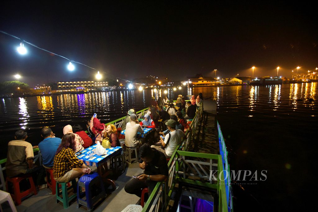 Wisatawan menikmati Sungai Kapuas dengan kapal bandong yang berbentuk seperti rumah terapung di Pontianak, Kalimantan Barat, Rabu (21/3/2018). Untuk sekali putaran wisatawan membayar Rp 15 ribu.