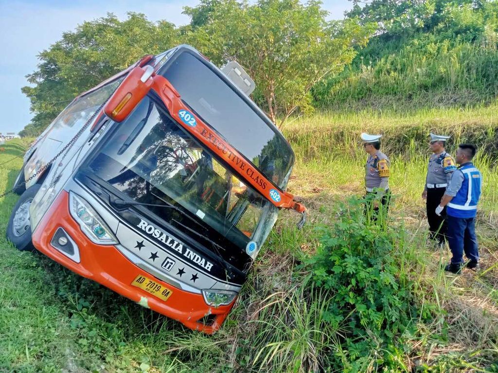 Kecelakaan tunggal Bus Rosalia Indah di jalan tol Batang, Jawa Tengah, Kamis (11/4/2024) pagi, mengakibatkan 7 penumpang tewas.