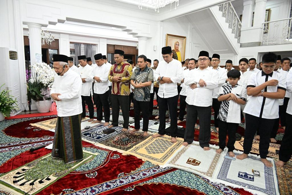  Merayakan ulang tahun ke- 81, Wakil Presiden Ma’ruf Amin dan keluarga menggelar acara tasyakuran dan doa bersama di kediaman resmi Wapres di Jakarta Pusat, pada Senin (11/3/2024).