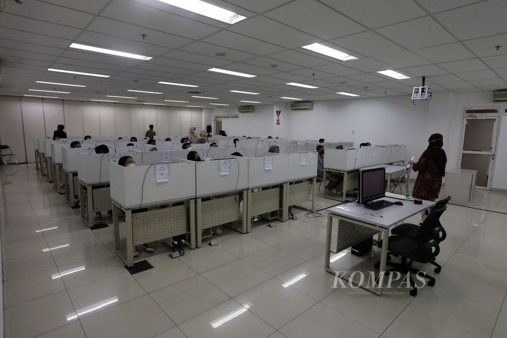 Peserta Ujian Tulis Berbasis Komputer jalur Seleksi Nasional Berdasarkan Tes (UTBK-SNBT) menunggu dimulainya sesi ujian di dalam ruangan Gedung C, Fakultas Rumpun Ilmu Kesehatan (RIK) Universitas Indoneisa (UI), Depok, Jawa Barat, 25 Mei 2023. 