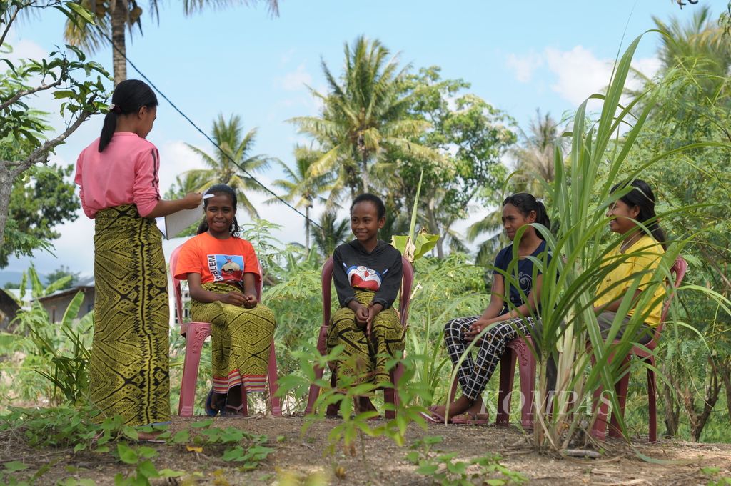 Ketua Posyandu Remaja Ningsi Selan (18) memperagakan proses transfer pengetahuan kepada teman-temannya tentang bahaya pernikahan dini di Desa Enonapi, Kecamatan Kie, Kabupaten Timor Tengah Selatan, NTT, Senin (30/05/2022).