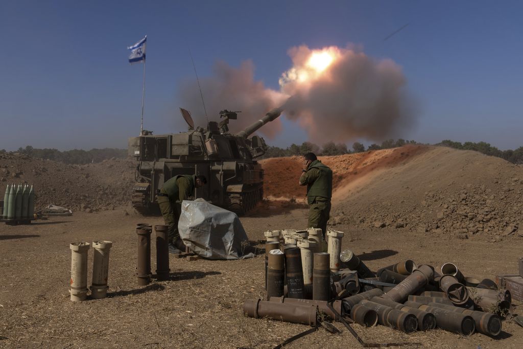 Unit artileri bergerak Israel melancarkan serangan dari Israel selatan menuju Jalur Gaza, Palestina, di posisi dekat perbatasan Israel-Gaza, Senin (6/11/2023). 