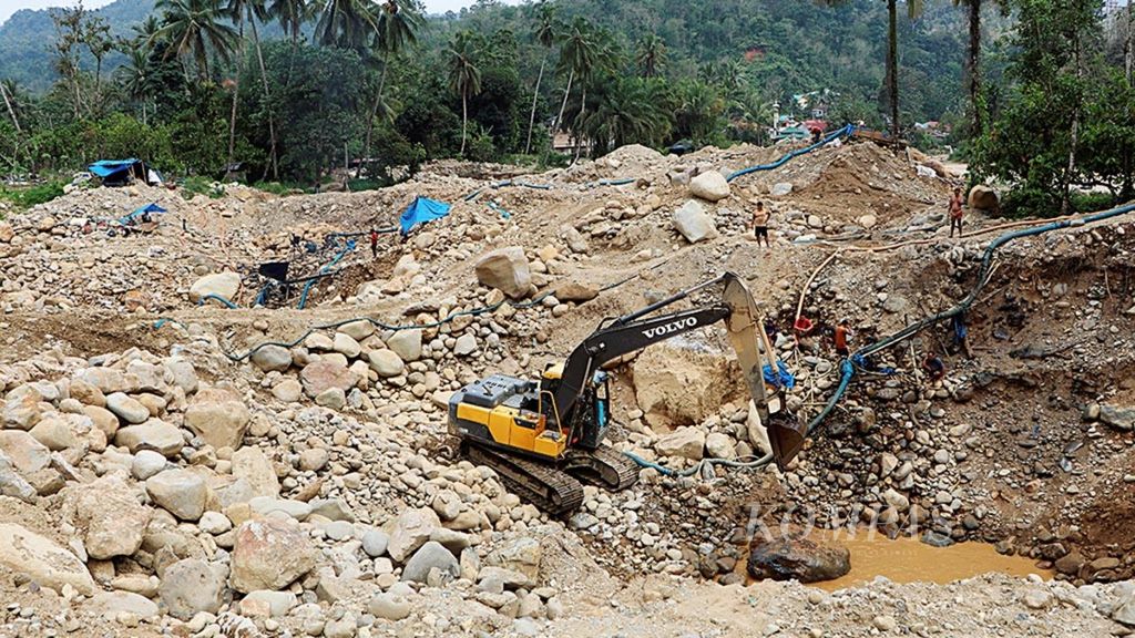 Pekerja tambang emas rakyat menggali tanah menggunakan alat berat di Kecamatan Batang Natal, Kabupaten Mandailing Natal, Sumatera Utara, Selasa (12/11/2019). 