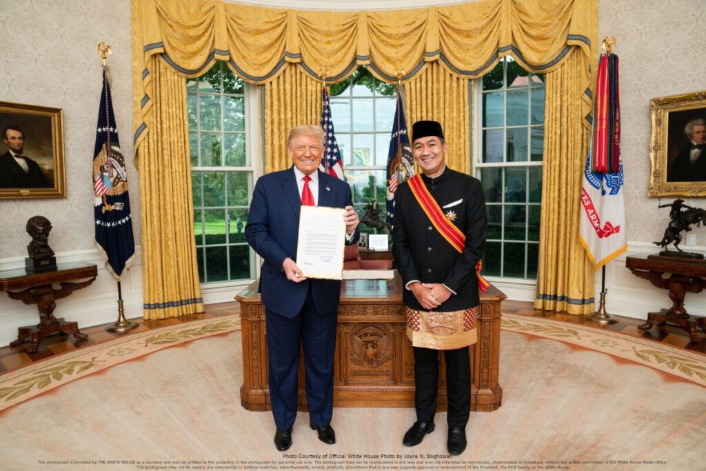 Presiden Amerika Serikat Donald J. Trump (kiri) menerima surat-surat kepercayaan dari Duta Besar Republik Indonesia untuk Amerika Serikat yang baru saja dilantik, Muhammad Lutfi, Kamis, 17 September 2020, di Ruang Oval, Gedung Putih, Washington DC, AS.