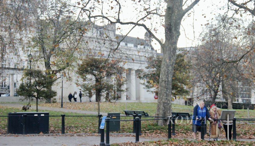 Suasana Taman Hijau di pusat kota London, Inggris, pada Kamis (30/11/2023). Taman di samping Istana Buckingham itu adalah salah satu ruang terbuka di pusat kota London.