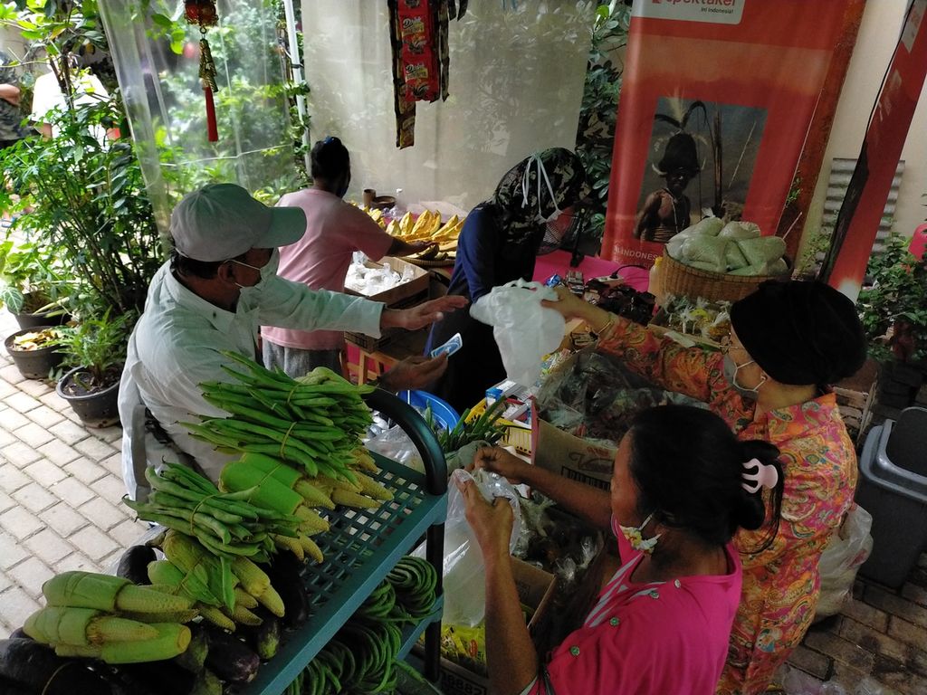 Pembagian bahan pangan untuk warga di Lumbung Pangan.