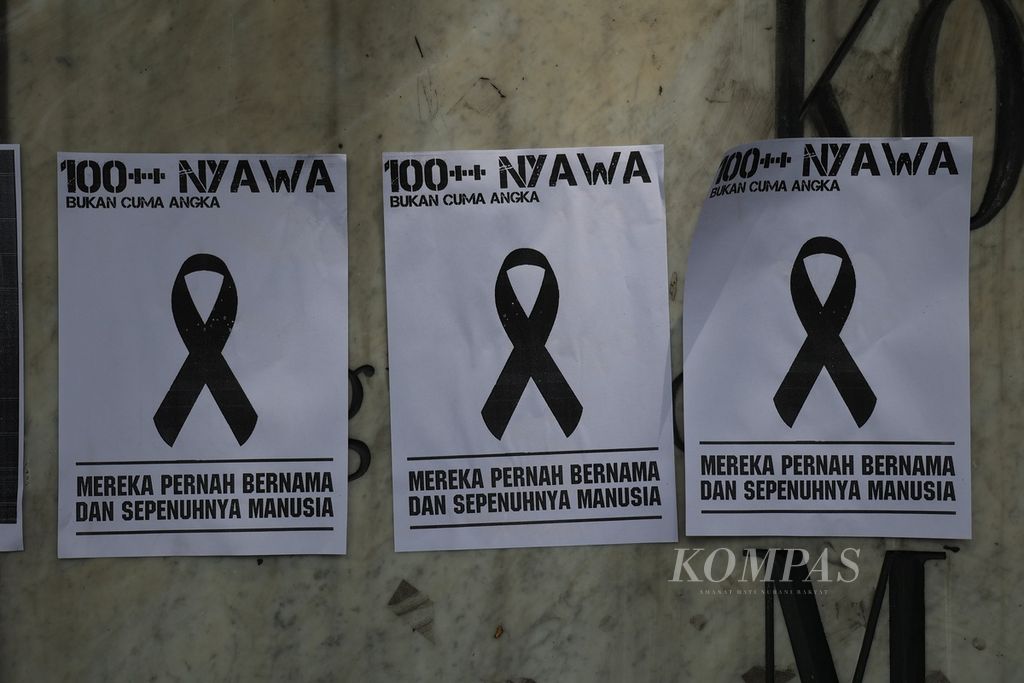 Tulisan kecaman dan keprihatinan atas tragedi di Stadion Kanjuruhan terlihat di berbagai sudut kota, salah satunya di Jalan Tugu, Malang, Jawa Timur, Senin (3/10/2022). 