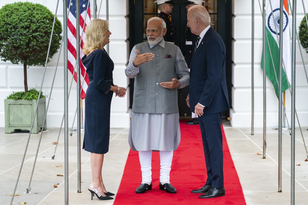 Presiden Amerika Serikat Joe Biden (kiri) menyambut Perdana Menteri India Narendra Modi di Gedung Putih pada Juni 2023.