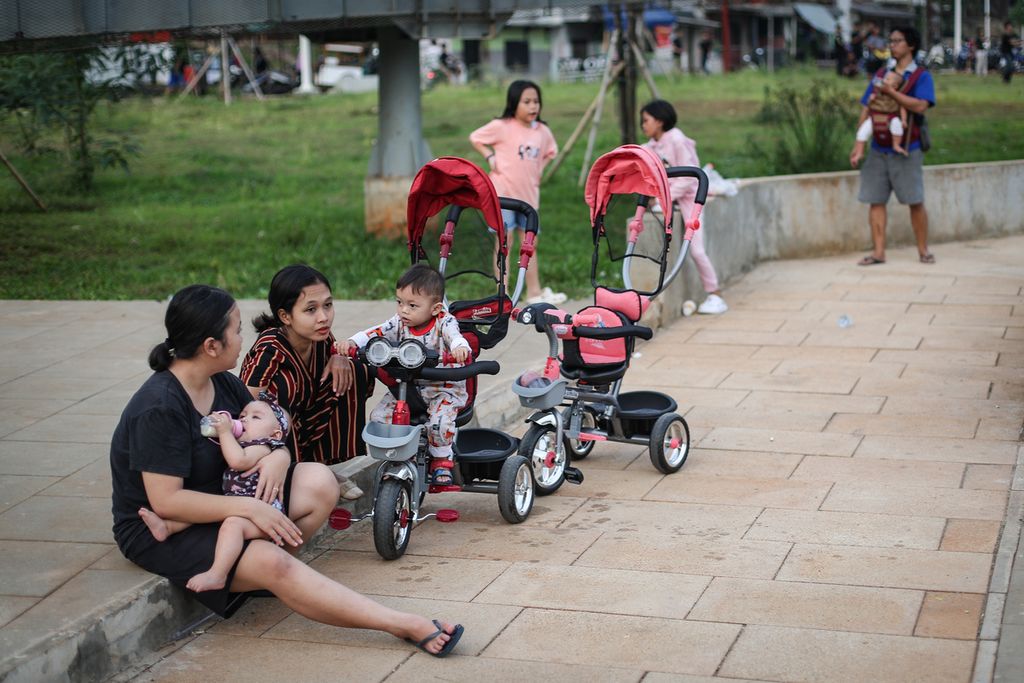 Orangtua mengajak anak-anak bermain di Ruang Limpah Sungai (RLS) Lebak Bulus, Jakarta Selatan, Kamis (18/5/2023). Selain berfungsi sebagai pengendali banjir, RLS Lebak Bulus juga berfungsi sebagai ruang terbuka hijau, ruang terbuka biru, dan ruang publik. RLS merupakan bagian dari proyek 942, yakni pembangunan sembilan polder, empat waduk, dan revitalisasi dua sungai. Sejak selesai dibangun dan dibuka untuk umum, RLS Lebak Bulus menjadi tempat favorit warga sekitar untuk berekreasi dan menikmati suasana sore hari. 