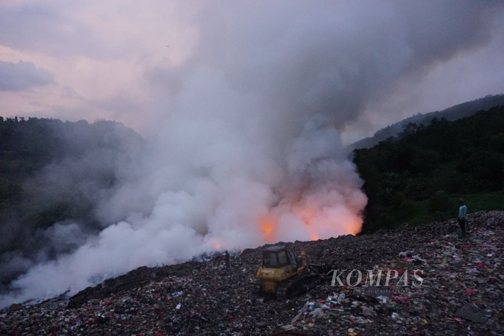 TPA Bakung di Kelurahan Bakung, Kecamatan Telukbetung Barat, Kota Bandar Lampung, terbakar, Kamis (7/12). Api diduga berasal dari gas metan yang berlebih dan menguap sehingga menimbulkan percikan api.