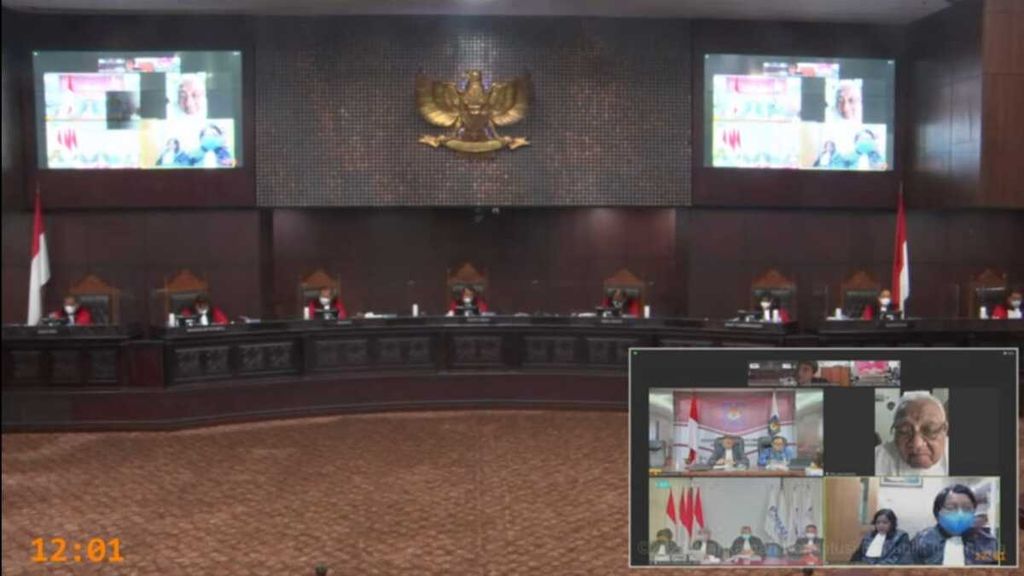 Mahkamah Konstitusi menggelar sidang pengujian UU No 2/2021 tentang Otonomi Khusus Papua yang diajukan oleh Majelis Rakyat Papua, seperti dalam tangkapan akun MKRI di platform Youtube, Selasa (18/5/2022).