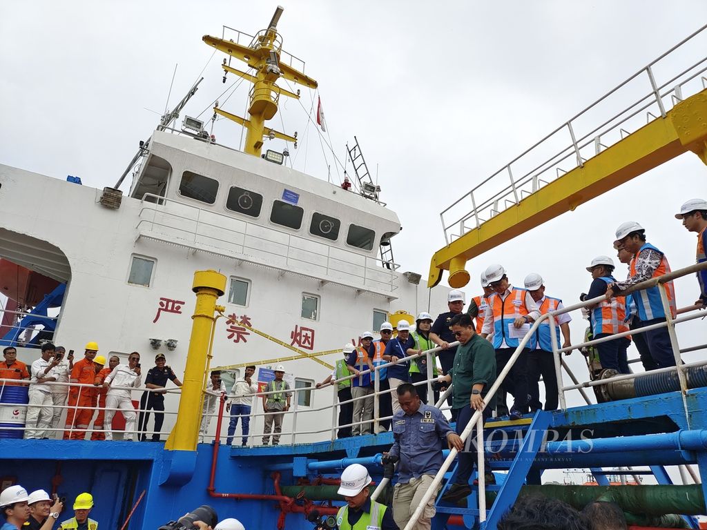 Menteri Perdagangan Zulkifli Hasan mengecek kapal tanker minyak impor asal China yang diamankan oleh Kementerian Perdagangan di dermaga PT Pelabuhan Indonesia (Persero) Palembang, Rabu (8/5/2024).