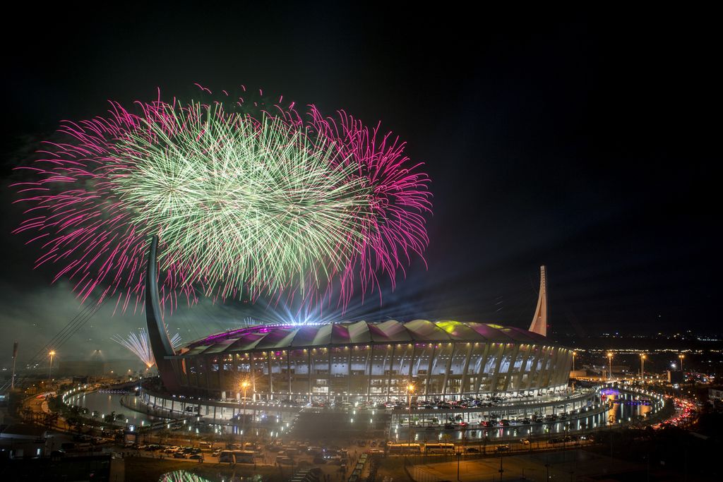 Suasana pesta kembang api saat upacara penutupan SEA Games 2023 di Morodok Techno National Stadium, Kamboja, Rabu (17/5/2023). SEA Games 2023 Kamboja resmi ditutup dan selanjutnya Thailand akan menjadi tuan rumah SEA Games ke-33 pada tahun 2025. 
