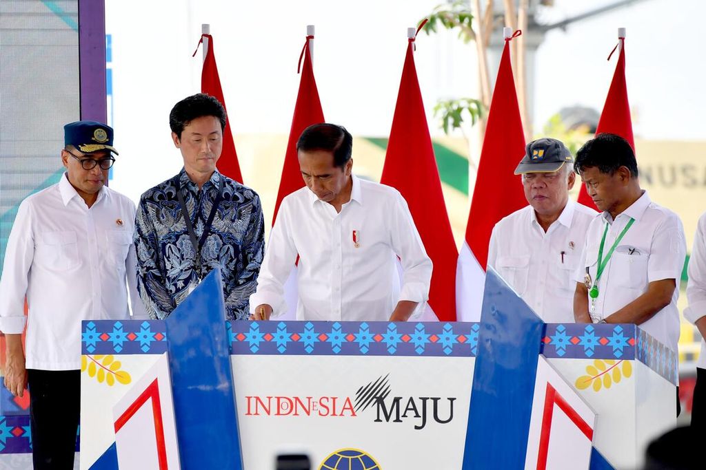 Sebagai tanda peresmian Pelabuhan Pantoloan dan Pelabuhan Wani dari kawasan Teluk Palu, Kabupaten Donggala, Rabu (27/3/2024), Presiden Joko Widodo menandatangani prasasti.