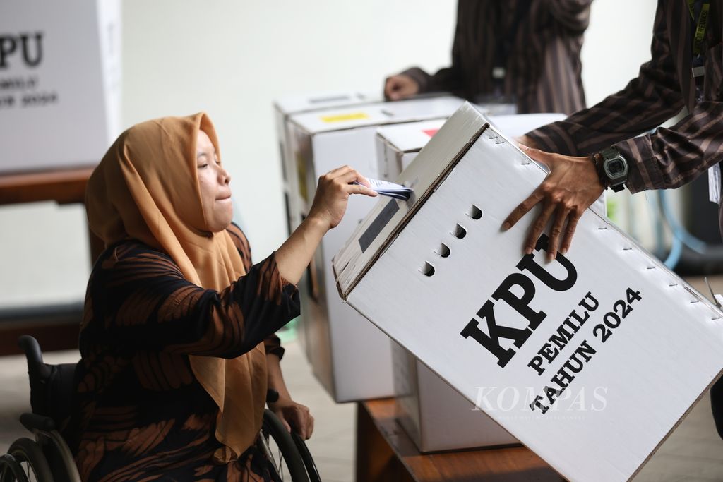 Warga penyandang disabilitas menggunakan hak pilihnya pada Pemilu 2024 di TPS 118 Cilandak Barat, Jakarta, Rabu (14/2/2024). 