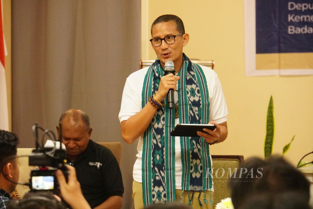 Menteri Pariwisata dan Ekonomi Kreatif (Menparekraf) Sandiaga Uno menyambut para pengelola desa wisata dalam kunjungan ke Tomohon, Sulawesi Utara (8/8/2023).