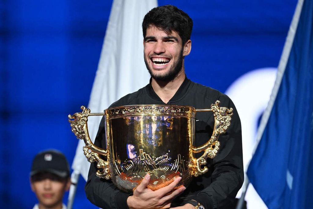 Petenis Spanyol, Carlos Alcaraz, merayakan gelar juara ATP 500 Beijing di Beijing, Rabu (2/10/2024). Alcaraz mengalahkan Jannik Sinner dengan skor 6-7 (5), 6-4, 7-6 (3).