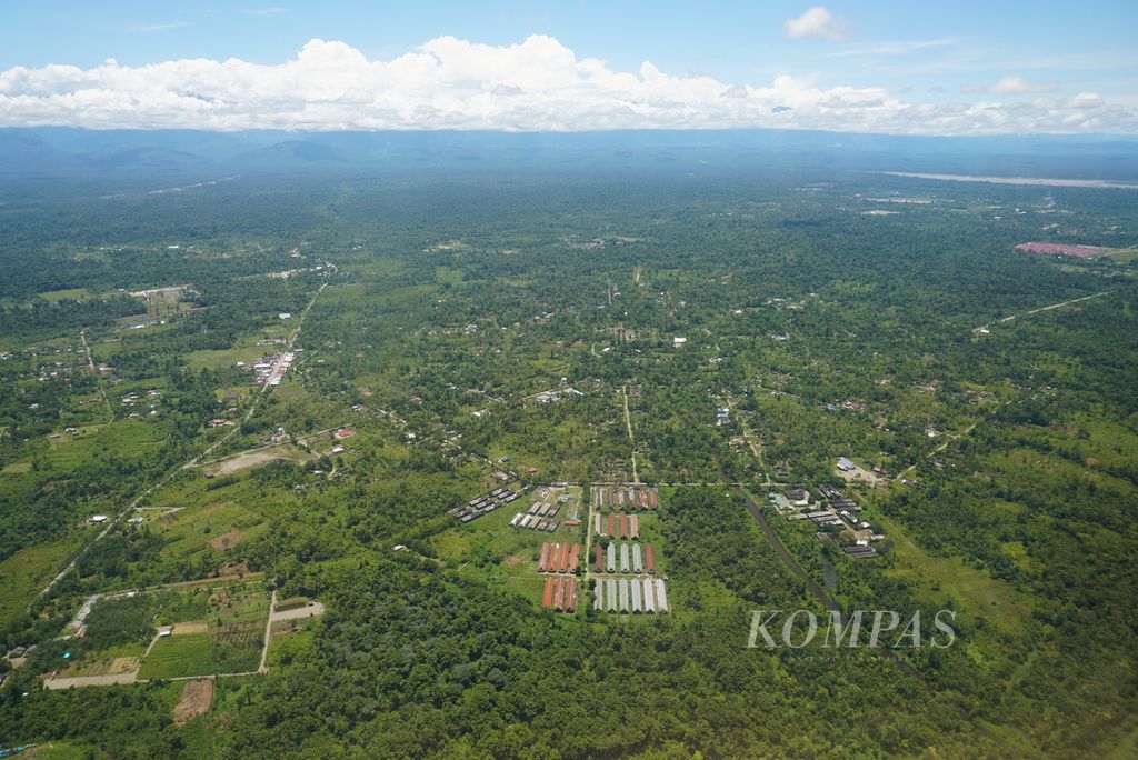 Lanskap permukiman di wilayah Kabupaten Mimika, Papua, Rabu (16/3/2022). Pada 2017, tak kurang dari 87 persen dari produk domestik regional bruto (PDRB) kabupaten itu disumbang oleh sektor pertambangan.
