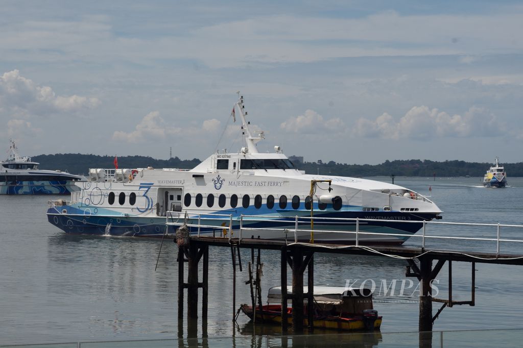 Feri bersiap menuju Singapura dari Pelabuhan Feri Internasional Batam Centre, Kepulauan Riau, Juni 2024.