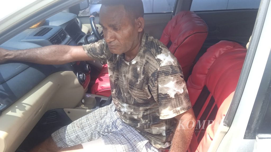 Prianus Mulogol, seorang warga yang ditembak orang tak dikenal di paha kirinya, di Kota Jayapura, Papua, Selasa (9/5/2023).