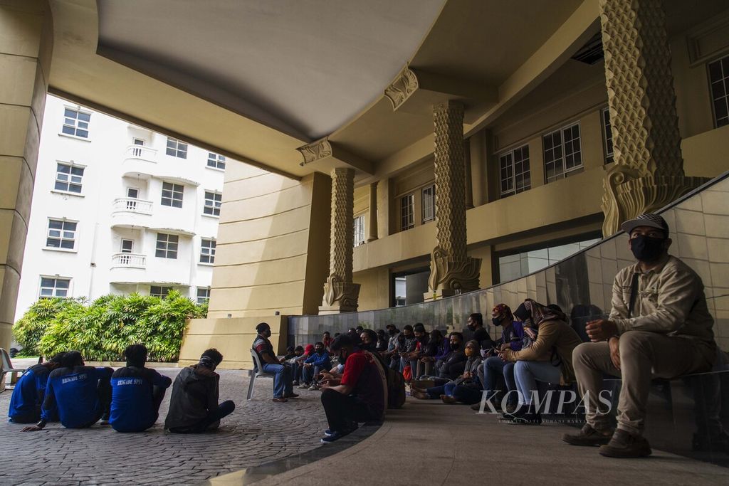 Sekitar 50 pekerja hotel di Batam, Kepulauan Riau, mogok kerja untuk menuntut pemberian upah layak selama pandemi Covid-19, Senin (27/7/2020). Mereka adalah potret kecil dari ribuan pekerja sektor pariwisata di kota itu yang terdampak pandemi Covid-19.