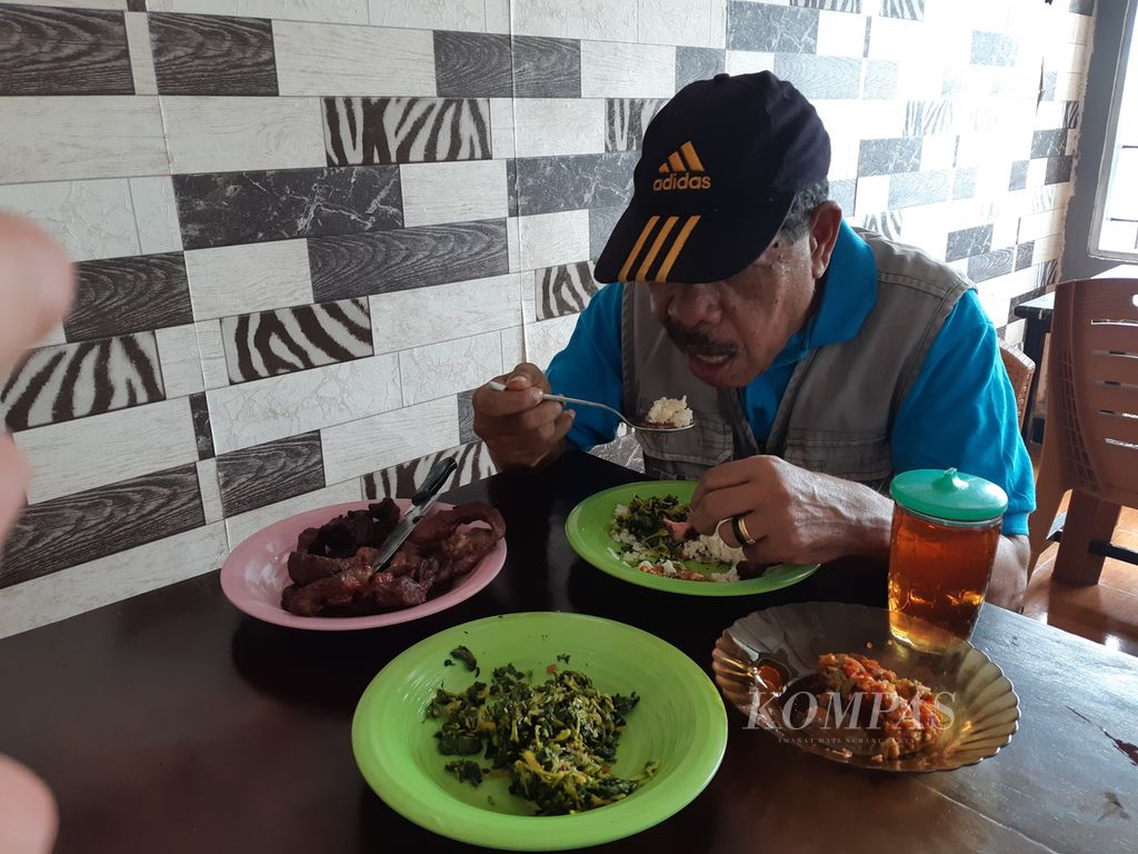 Pengunjung menikmati daging sei di kampung Baun, Kecamatan Amarasi Barat, Kabupaten Kupang, Nusa Tenggara Timur pada akhir Desember 2022. Tempat itu kini menjadi destinasi wisata kuliner.