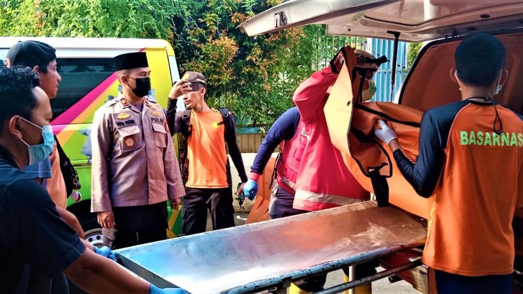 Jenazah mahasiswi IPB (dalam ambulans) yang ditemukan tersangkut di tumpukan sampah dan pelampung di sekitar pintu air Kali Banjir Kanal Barat, Jakarta Barat, pada Minggu (16/10/2022) akibat terbawa arus deras dari Bogor, Jawa Barat. Jenazahnya selanjutnya dibawa ke Rumah Sakit Cipto Mangkunkusumo, Jakarta,  menggunakan ambulans.