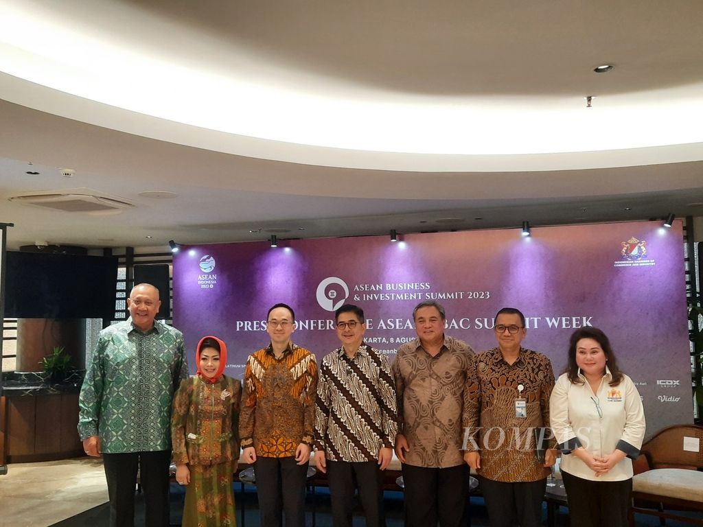 Ketua Umum Kamar Dagang dan Industri (Kadin) Indonesia Arsjad Rasjid (tengah) berfoto bersama para mitra yang ikut terlibat dalam berbagai forum acara ASEAN Business Advisory Council (BAC) 2023 di Menara Kadin, Jakarta, Selasa (8/8/2023). Kompas/Yosepha Debrina R Pusparisa 8/8/2023