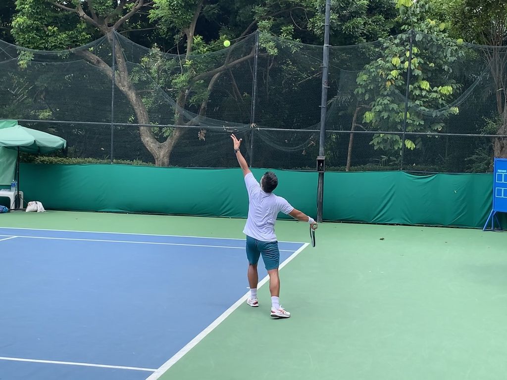 Petenis Indonesia Achmad Imam melakukan servis bola pada laga final kualifikasi Turnamen Tenis Internasional Medco Energi 2022 di lapangan tenis Hotel Sultan, Jakarta, Senin (31/10/2022). Imam mengalahkan petenis Vietnam, Ha Minh Duc Vu, 6-4, 4-6, 12-10, dan lolos ke babak utama.