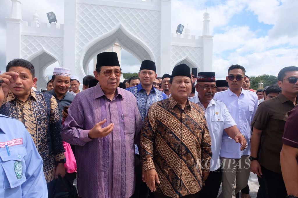 Calon presiden nomor urut 2, Prabowo Subianto, bersama dengan Presiden ke-6 RI sekaligus Ketua Majelis Tinggi Partai Demokrat Susilo Bambang Yudhoyono berada di Masjid Baiturrahman, Banda Aceh, Selasa (26/12/2023).